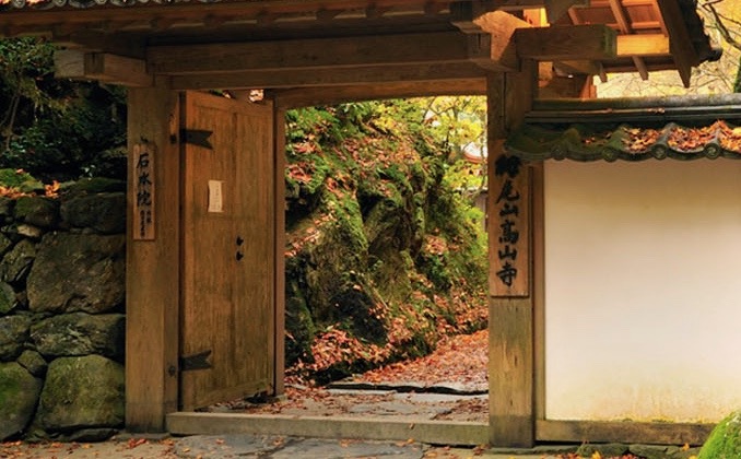 高山寺は京都市右京区栂尾（とがのお）にある古刹である。創建は奈良時代に遡るともいわれ、その後、神護寺の別院であったのが、建永元年（1206）明恵上人が後鳥羽上皇よりその寺域を賜り、名を高山寺として再興した。