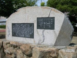 詩人、童話作家として知られる村山籌子は、“岡内千金丹本舗”の長女として高松市に生まれた。水任流を身につけ、水泳が得意であった籌子は瀬戸内海をこよなく愛し、死の直前、高松の父母の墓の隣りに自作の詩を彫り付けた石を立ててほしいと遺言を残した。それにしたがって、夫・村山知義（画家・劇作家・演出家）が立てたのが、現在、宮脇町姥ヶ池墓地にある墓碑。
