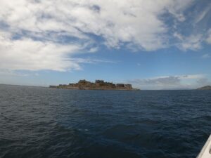 小さな海底炭坑の島は、岸壁が島全体を囲い、高層鉄筋コンクリートが立ち並ぶその外観が軍艦「土佐」に似ているところから「軍艦島」と呼ばれるようになりました。