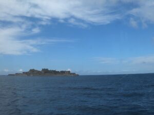 小さな海底炭坑の島は、岸壁が島全体を囲い、高層鉄筋コンクリートが立ち並ぶその外観が軍艦「土佐」に似ているところから「軍艦島」と呼ばれるようになりました。