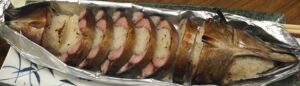 四万十市中村新町にある「味劇場ちか」の焼きサバ寿司。鯖丸々一匹の中に詰められた酢飯。頭の先までびっしり詰まる。