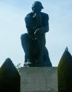 Le Penseur est l'une des plus célèbres sculptures en bronze d'Auguste Rodin. Elle représente un homme en train de méditer, semblant devoir faire face à un profond dilemme.