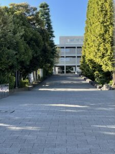 早稲田大学創立80周年記念事業の一環として1962（昭和37）年に完成した戸山キャンパスに、多くの名建築を残した村野藤吾（1918年専早大理工卒、名誉博士）により設計された文学部校舎は31号館として現存しています