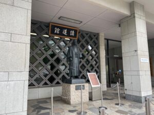 白山通りにある講道館本館の入口、講道館柔道創始者嘉納治五郎銅像。生誕100年記念と銘打たれています。