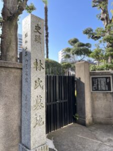 徳川幕府に、儒学思想の一つである朱子学をもって仕えた儒学者・林羅山と、その一族の墓81基が保存されています。8代述斎から11代復斎までの4基の墓は、儒葬の形式を留めており貴重な文化遺産です。