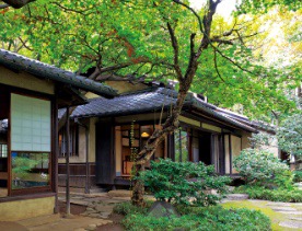 新宿区立林芙美子記念館は作家 林芙美子が、昭和16年（1941）8月から昭和26年（1951）6月28日にその生涯を閉じるまで住んでいた家です。