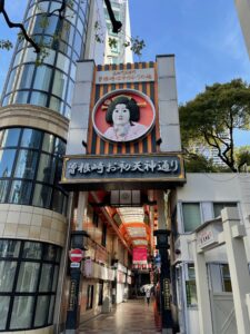 JR大阪駅・各線梅田駅からほど近く、「曽根崎心中」で有名な露天神社への参拝道である「お初天神通り商店街」。 何十年も続く老舗から若者に人気のオシャレスポットまで、100店舗以上のお店で賑わっています。
