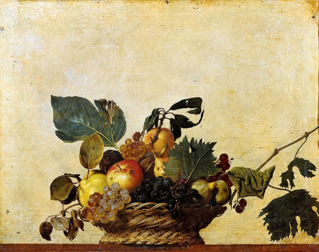 アンブロジアーナ絵画館所蔵1596年ごろの作品。イタリアにおける静物画の始まりと名高いこの果物籠を描いた。真横からの果物、葉っぱは籠の中で美しく、その存在を誇示している。