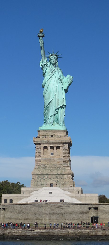 アメリカ合衆国独立100周年を記念しフランスパリで制作され、ニューヨークで組み立てられた巨大彫刻。