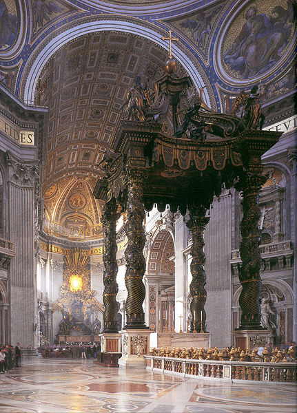 サンピエトロ大聖堂の主祭檀を覆う4本のブロンズ支柱は大きなうねりで表現され天蓋を支えている。その天蓋の上はミケランジェロが設計した半球型の天井(クーポラ)が広がる。