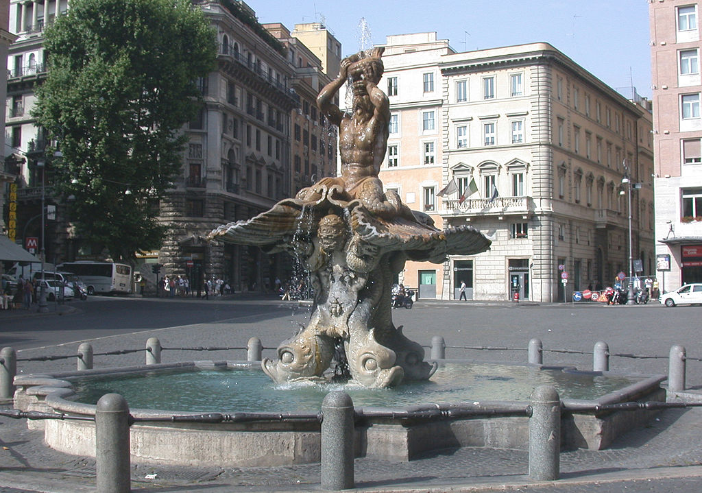 バルベリーニ広場にあるこの噴水はギリシャ神話のポセイドンの息子トリトンが螺貝で奏でる姿を表現しています。