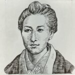 1872-1896を生きた小説家。東京府の下級官吏の家に生まれ、幼少期から読書好きで才気に富む。1886(明治19)年14歳で中島歌子の歌塾「萩の舎」に入門し、和歌や古典文学を学ぶ。父と兄の相次ぐ死により家督を継ぎ、生活苦の中で母と妹を養うため筆を取る。半井桃水に師事し、1892(明治25)年に処女作「闇桜」を「武蔵野」に発表。その後、波乱に満ちた道を歩みながら「大つごもり」「にごりえ」「十三夜」「わかれ道」「たけくらべ」などを、1894(明治27)年から1年強の月日で秀作5作品を発表し、森鴎外や幸田露伴らに絶賛される。女性作家として初めて文壇の中心に立ち、近代文学に新風を吹き込むも、肺結核により24歳で早世。没後公開された「一葉日記」も高く評価され、近年では五千円札の肖像にも選ばれている。本名は樋口奈津。