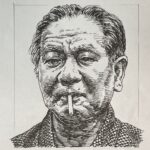 1923-1990を生きた小説家であり劇作家。戦後、東京都職員として勤務する傍ら、「鈍牛」「牧野富太郎」「渡辺崋山」などの戯曲を執筆し、新国劇に脚本を提供を行う。その後、長谷川伸に師事し、小説を手がけ1960(昭和35)年「錯乱」で直木賞を受賞。以後、戦国から幕末へかけての時代ものを多く手がけ、「鬼平犯科帳」「剣客商売」「仕掛人・藤枝梅安」の3大シリーズを送り出し、ドラマ化、映画化され国民的な人気を博す。これらの作品は、武士の矜持と市井の人情を融合させ、時代小説に新風を吹き込んだ国民的作家だった。
