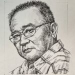 1930-1989を生きた小説家であり随筆家。大阪市立大学在学中に小説を書き始め、1954(昭和29)年に寿屋(現、サントリー)宣伝部に入社。佐治敬三に認められ寿屋宣伝部の黄金時代を築く。新日本文学に「パニック(1957)」を発表し文壇に登場。同年に「裸の王様」を文学界に発表し、翌年芥川賞を受賞。寿屋退職後、長編小説「日本三文オペラ(1959)」などを著し本格的に作家活動を展開。世界を見つめたルポルタージュや、独自のユーモアと哲学を交えた釣りや食に関する随筆も多数手がけ人気を博した。