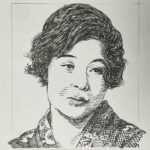 1903-1963を生きた小説家。複雑な家庭環境に育ちながら作家を志し、女学校卒業後、結婚・離婚などを経験しながら文筆活動を続ける。長谷川時雨が主宰した「女人芸術」にはじめて短編小説「聖母のゐる黄昏(1929)」が採用されたのち、私小説風な恋愛小説を数多く発表する。1945(昭和20)年8月6日、郷里広島で被爆し、その体験を基に「屍の街(1948)」を執筆。被爆者の惨状を克明に描いたこの作品は、戦後文学における原爆文学の出発点を築き衝撃を与えた。続く「半人間(1954)」では、放射線障害や差別に苦しむ人々の姿を描き、原爆の記憶を文学に刻む使命を果たした。原爆文学の先駆者として、その名は今も語り継がれている。本名は初子。